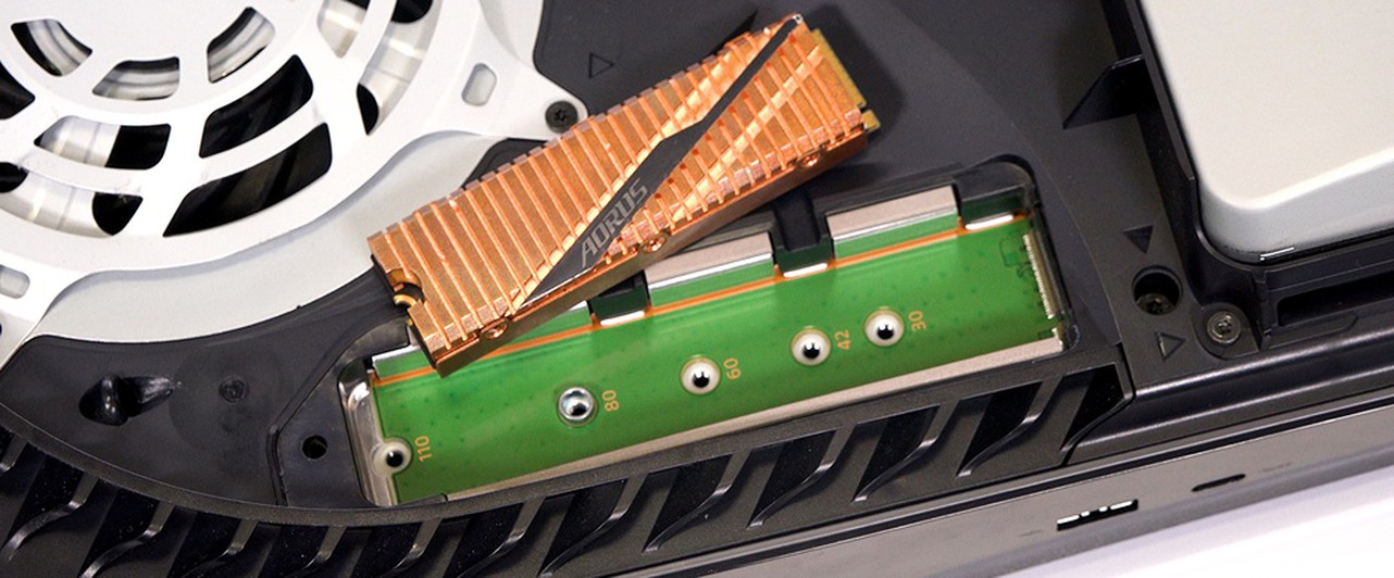 Подключаемый M.2 SSD PlayStation 5 сравнили с внутренним SSD и картой памяти Xbox Series