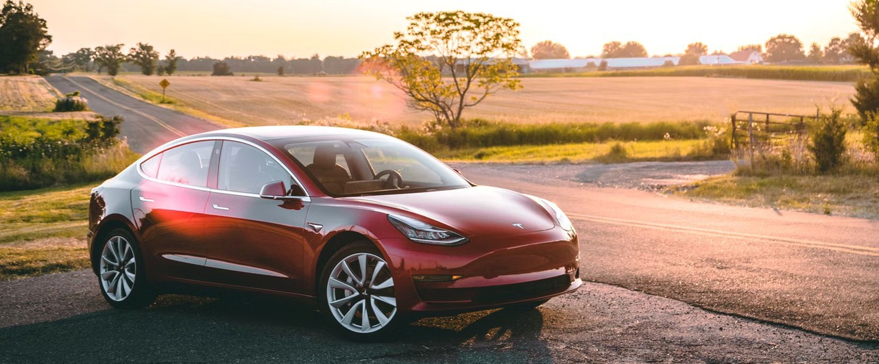 Ультрамарафонец не смог обогнать Tesla Model 3