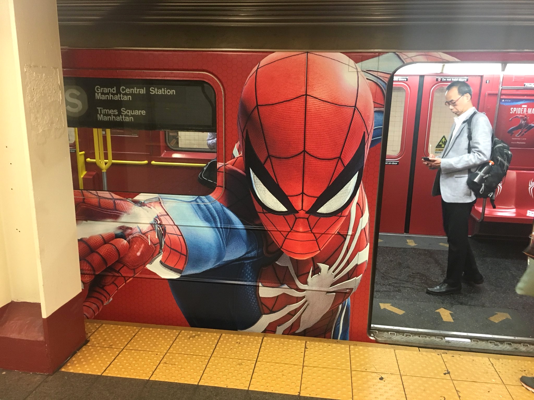 Человек паук реклам. Человек паук ps4 в метро. Spider man ps4 New York. Нью-Йорк Marvel Spider-man ps4. Нью Йорк метро человек паук 3.